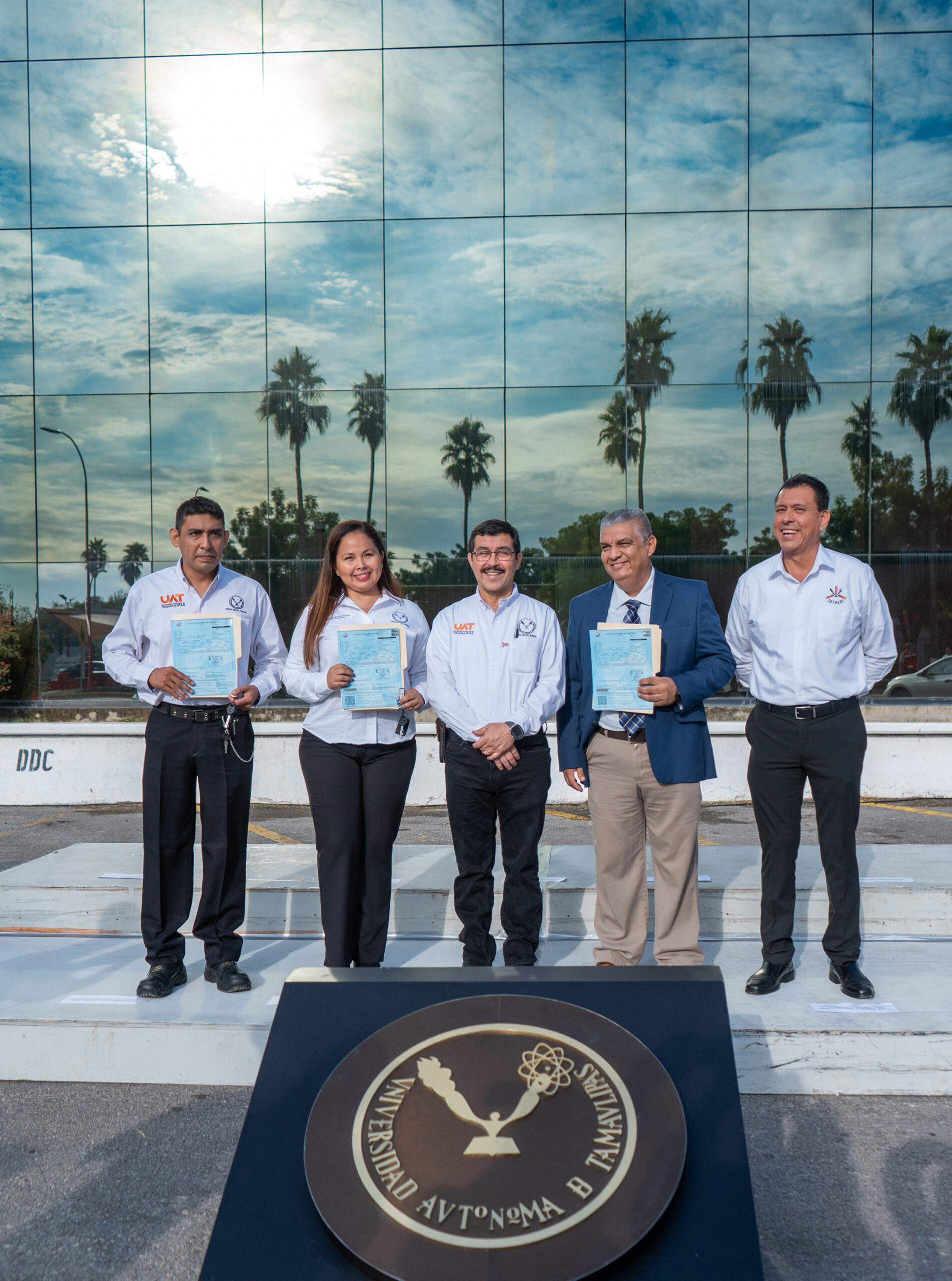 Entrega el rector premios del sorteo para docentes del SUTAUAT