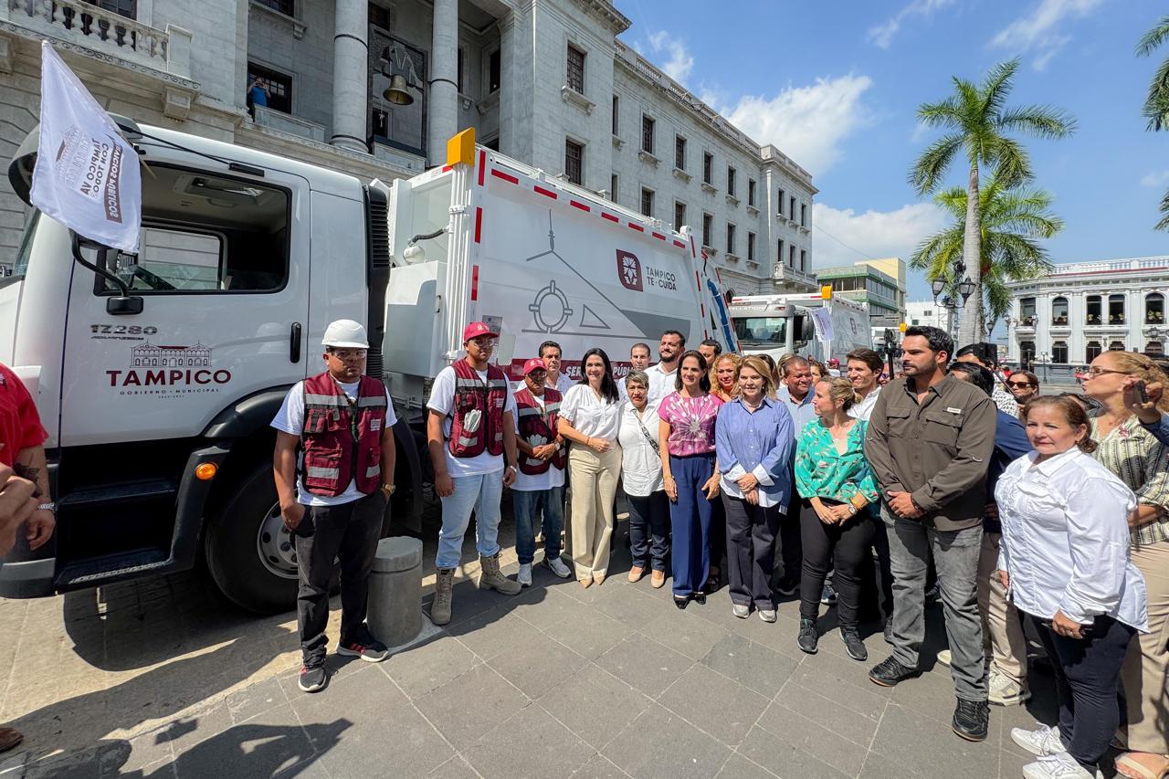 Entrega Mónica Villarreal Cinco Nuevos Camiones Recolectores de Basura