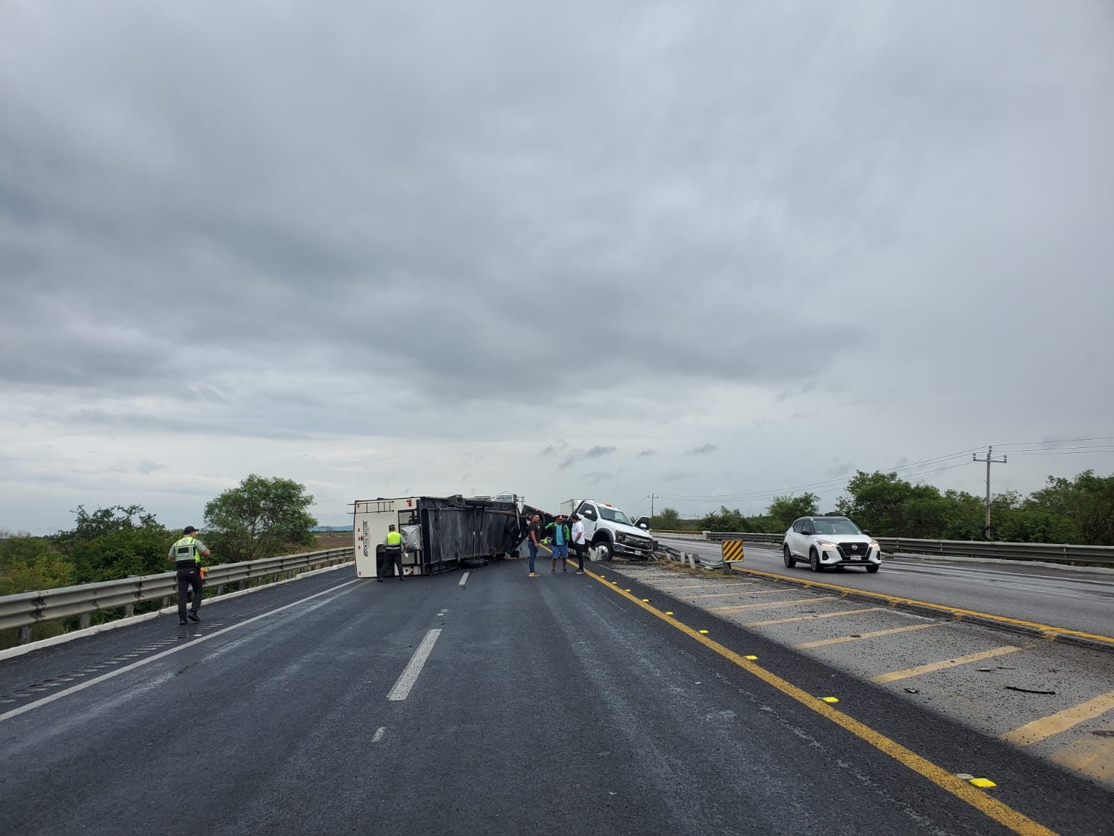 Carretera federal 80 bloqueada parcialmente por volcadura