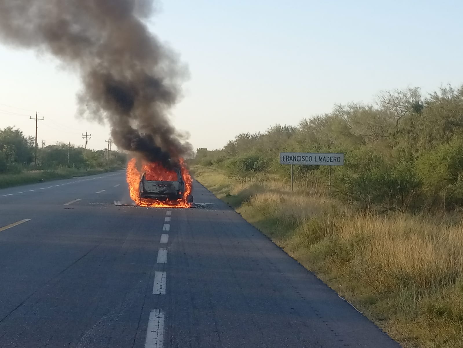 Guardia Estatal atendió incendio de vehículo en Carretera Federal 97 del municipio de Reynosa