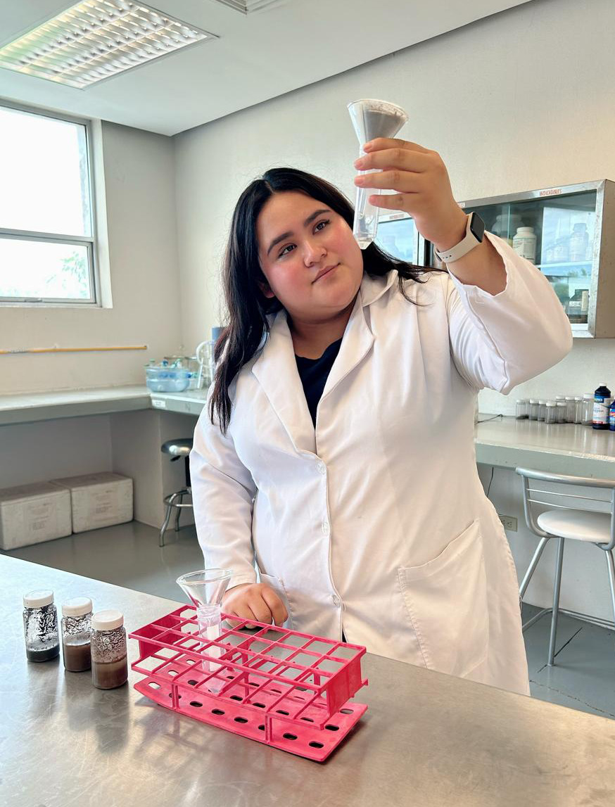 Analiza estudiante de la UAT la presencia de metales pesados en suelos de cultivo citrícola