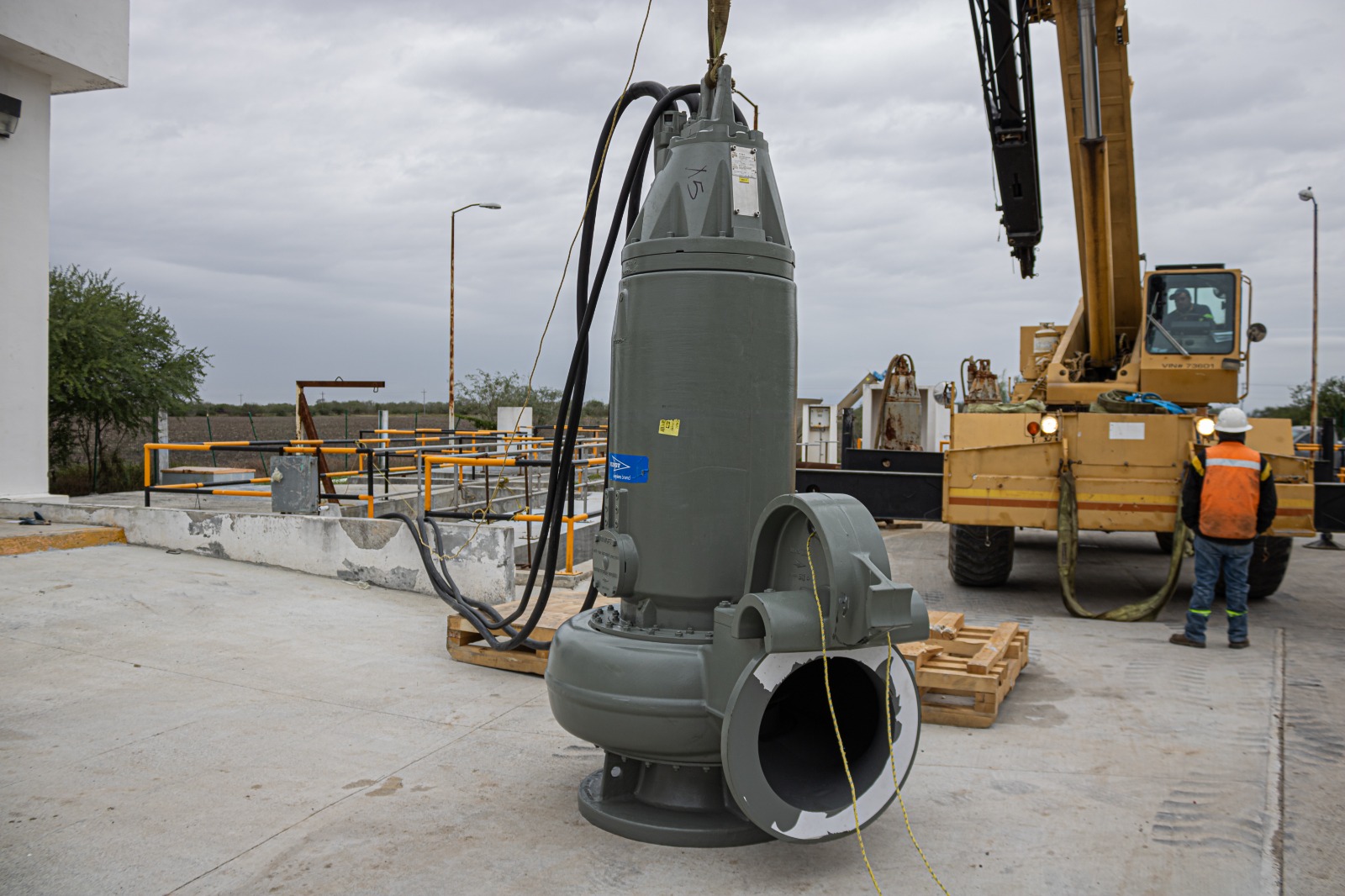 Supervisa alcalde Alberto Granados instalación de nueva bomba en cárcamo del Ejido La Venada