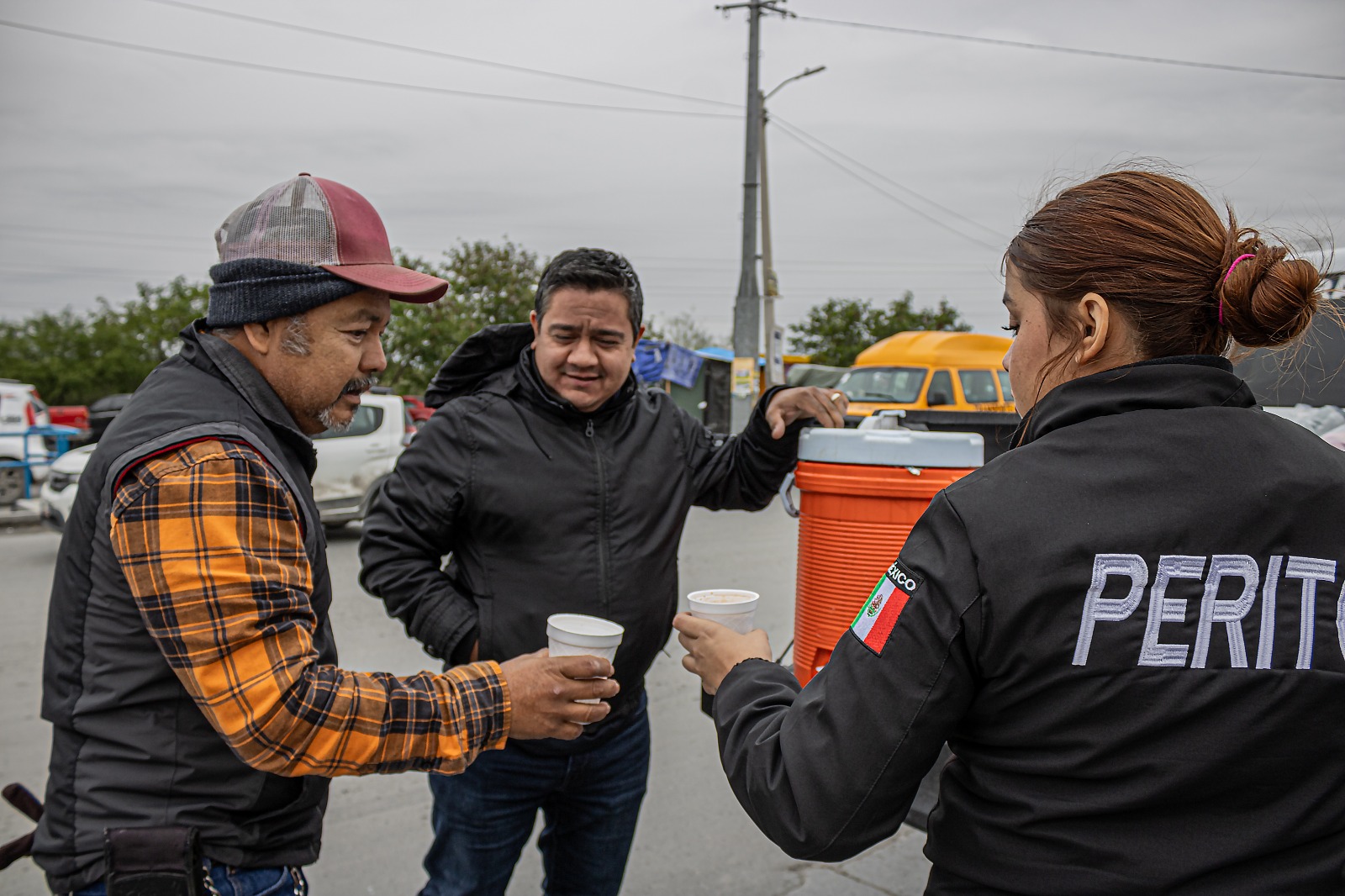 Entrega SSP y Tránsito Municipal café, pan y kits invernales a familiares de pacientes en hospitales de Matamoros