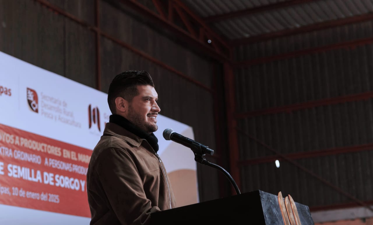 Participa alcalde de Matamoros en entrega de semilla de sorgo y diesel a pequeños productores agrícolas