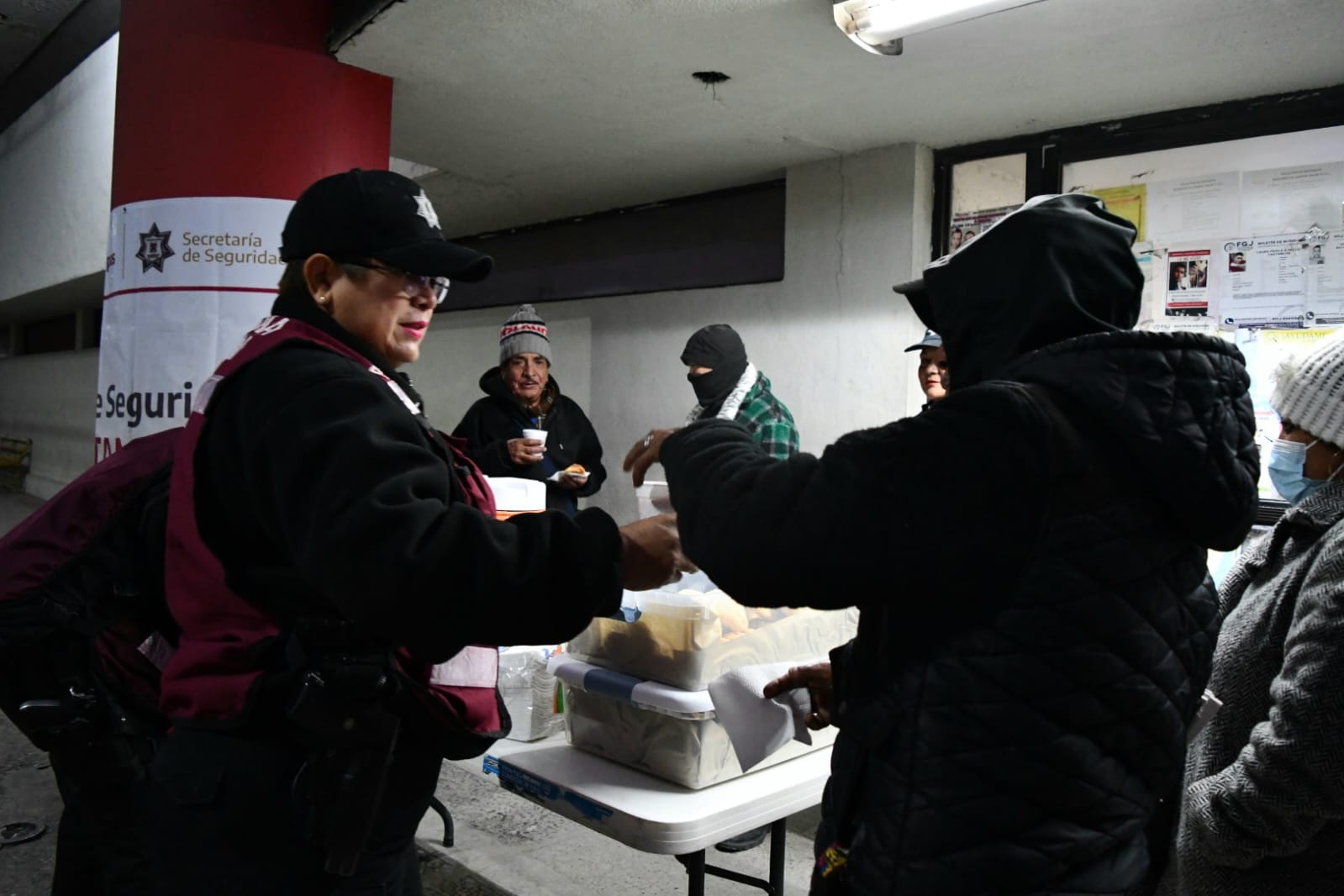 Guardia Estatal de Género apoya con alimentos y bebidas calientes a viajeros