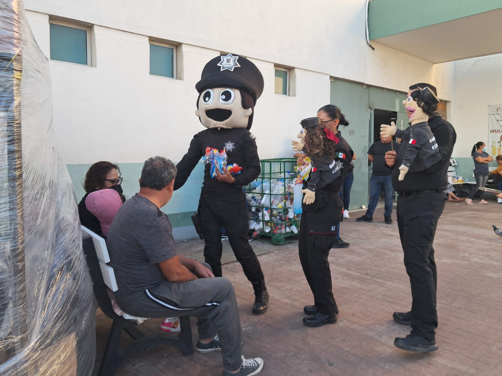 Guardia Estatal de Género entrega alimentos y bebidas calientes en hospital de Tampico