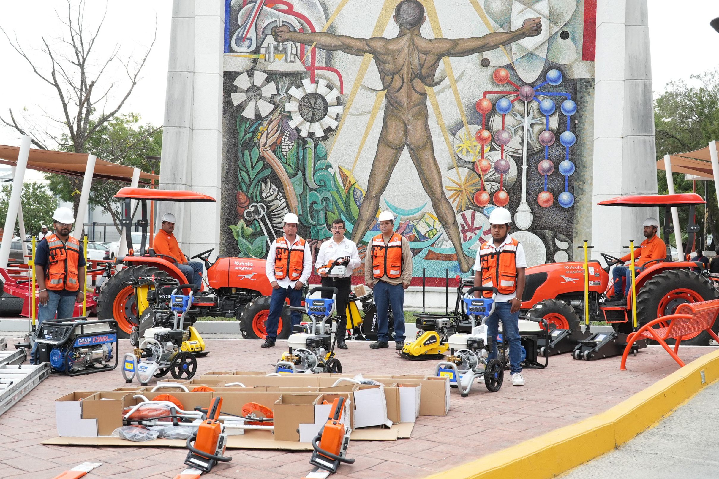 Entrega rector equipo para el mantenimiento de los campus de la UAT