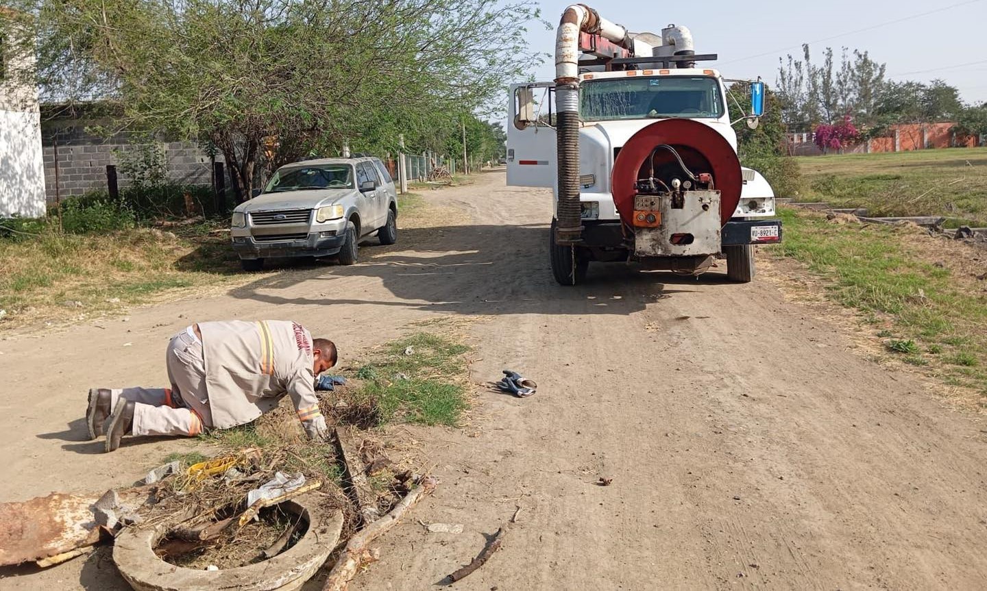 Desazolva COMAPA Altamira pozos de visita en diferentes colonias