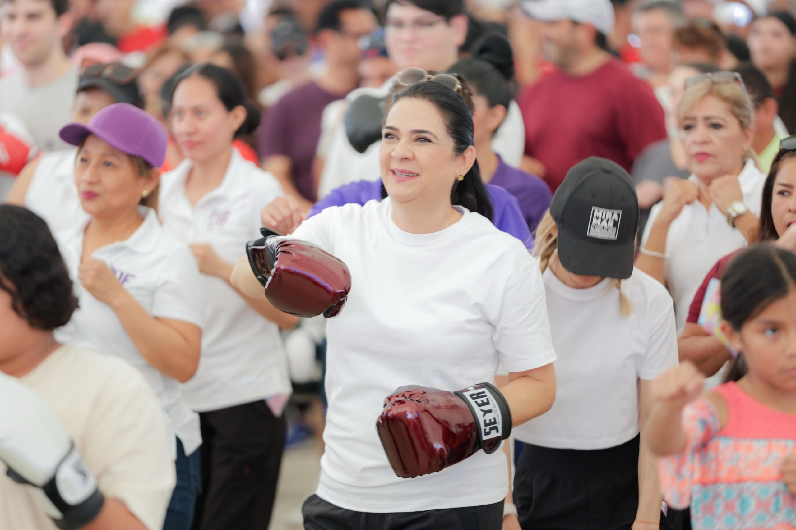 Promueve Mónica el boxeo como opción de deporte y convivencia