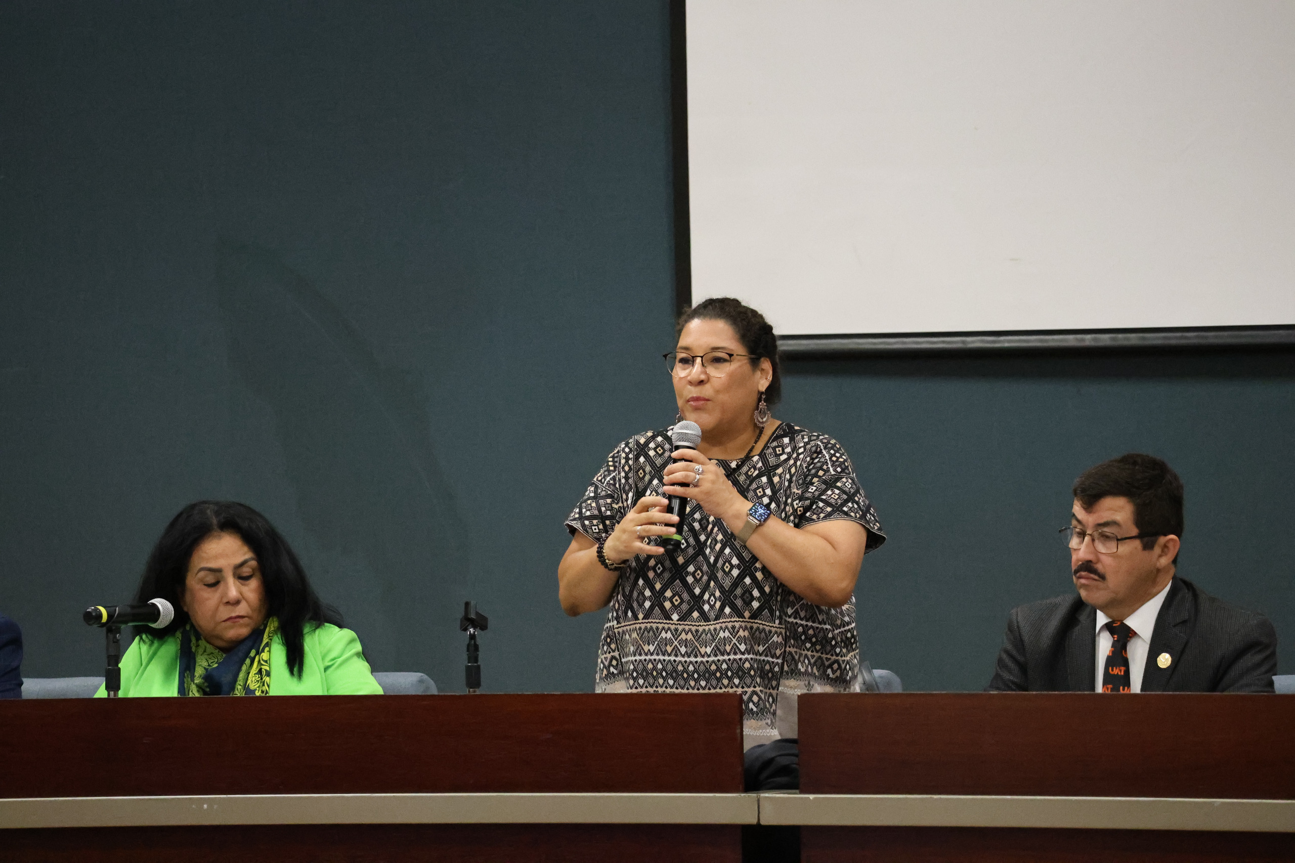 La ministra Lenia Batres dicta conferencia en la UAT