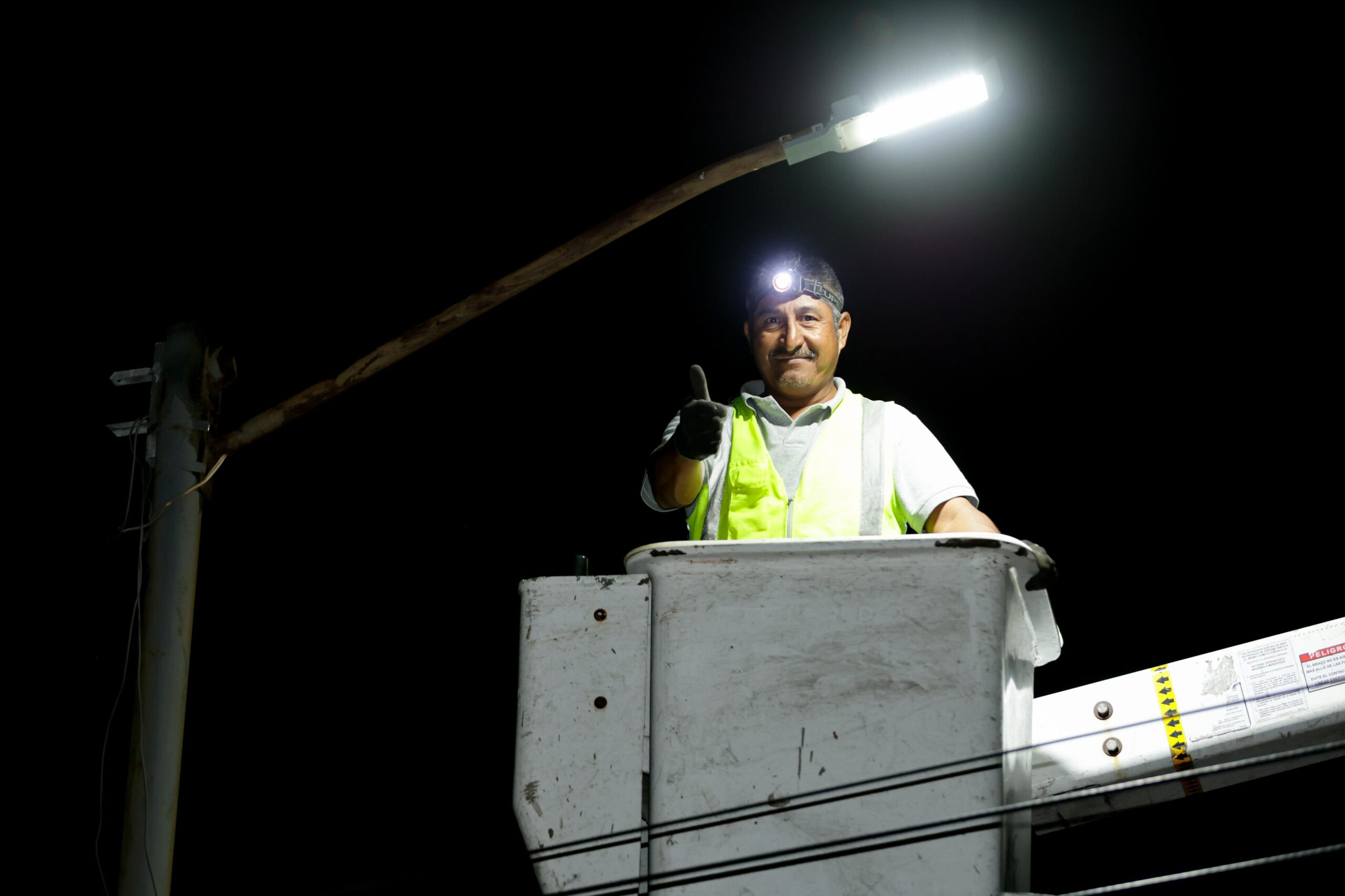 Supervisa Mónica la Modernización del Alumbrado Público