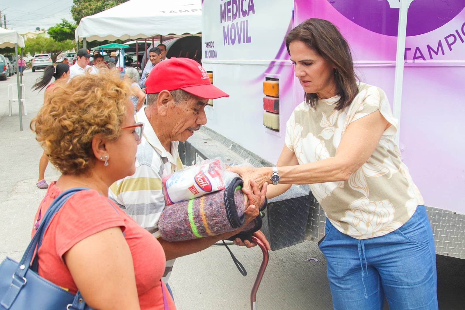 Entrega DIF Tampico Paquetes Alimentarios en la Niños Héroes