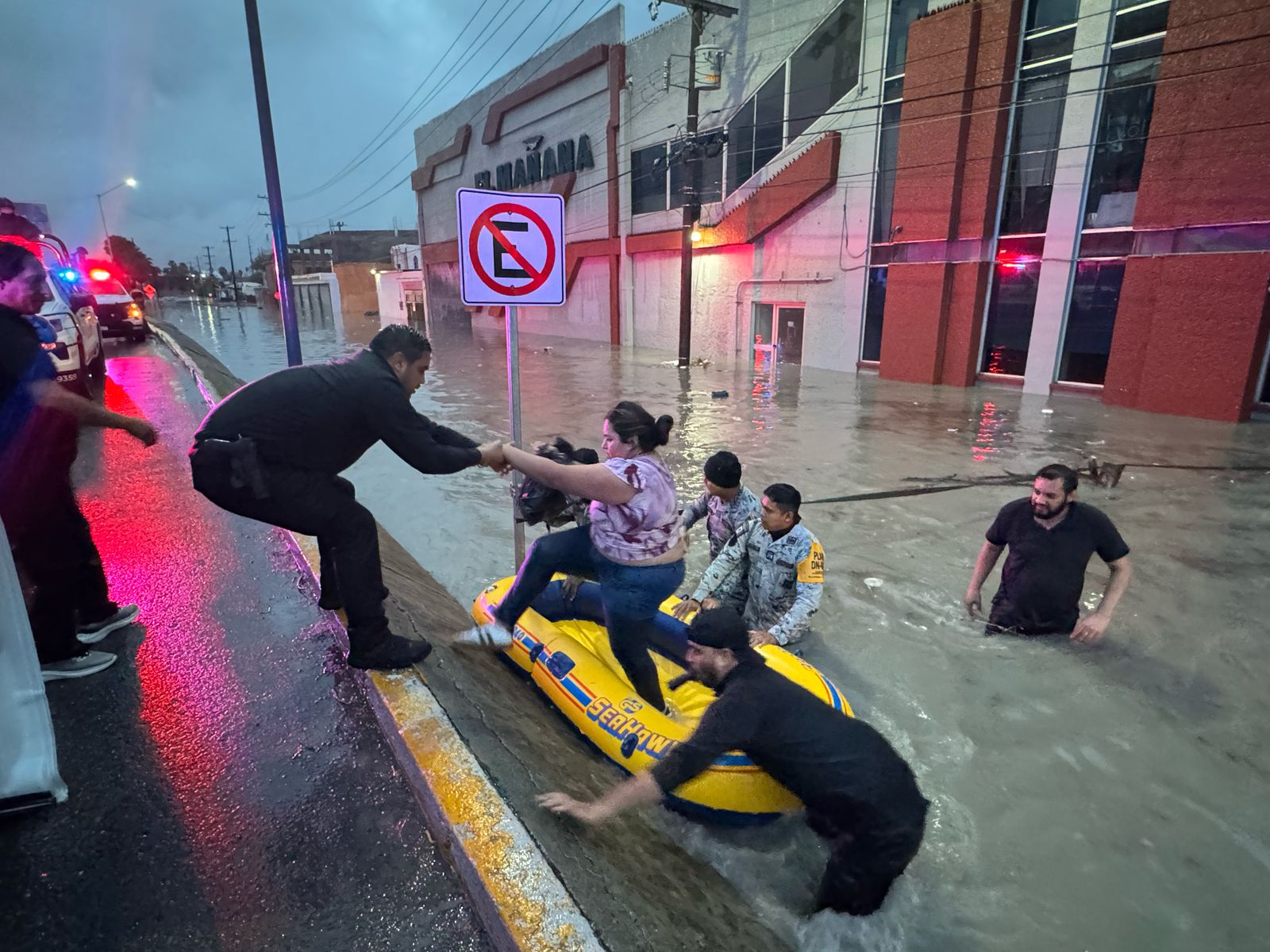 Guardia Estatal apoya a población vulnerable por inundaciones en Reynosa