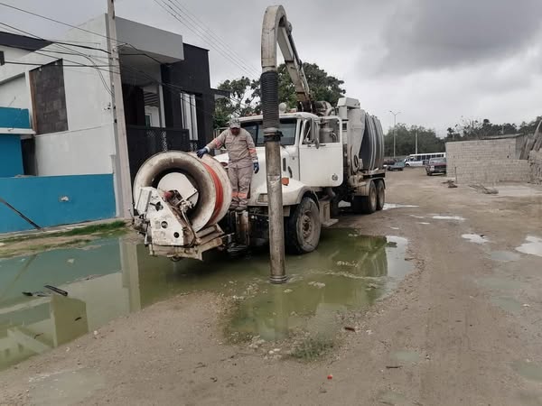 Proporciona mantenimiento COMAPA Altamira a las líneas de drenaje