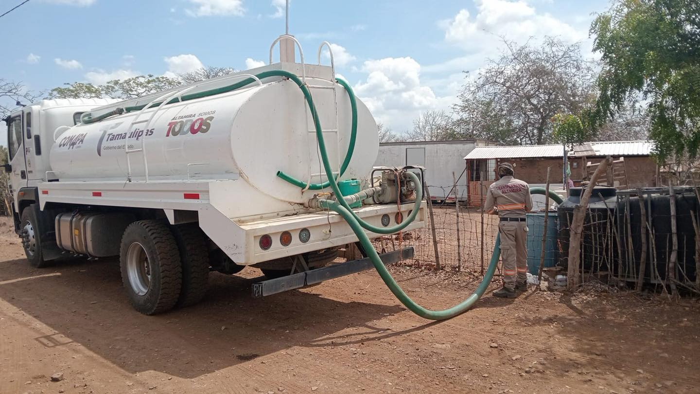 COMAPA Altamira abastece agua en pipas a familias del área rural