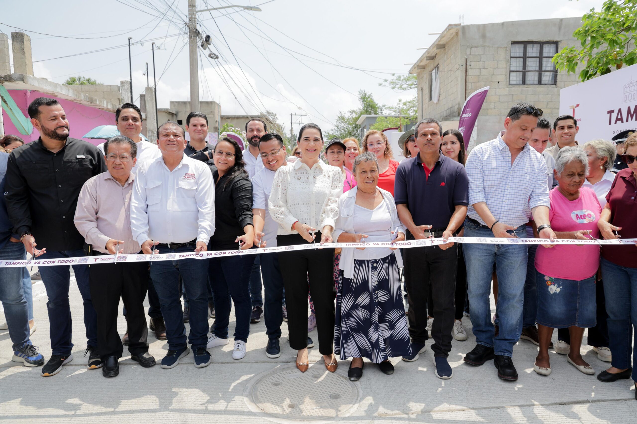 Cumple Mónica Villarreal a colonos de Tierra Alta con pavimentación tras décadas de abandono