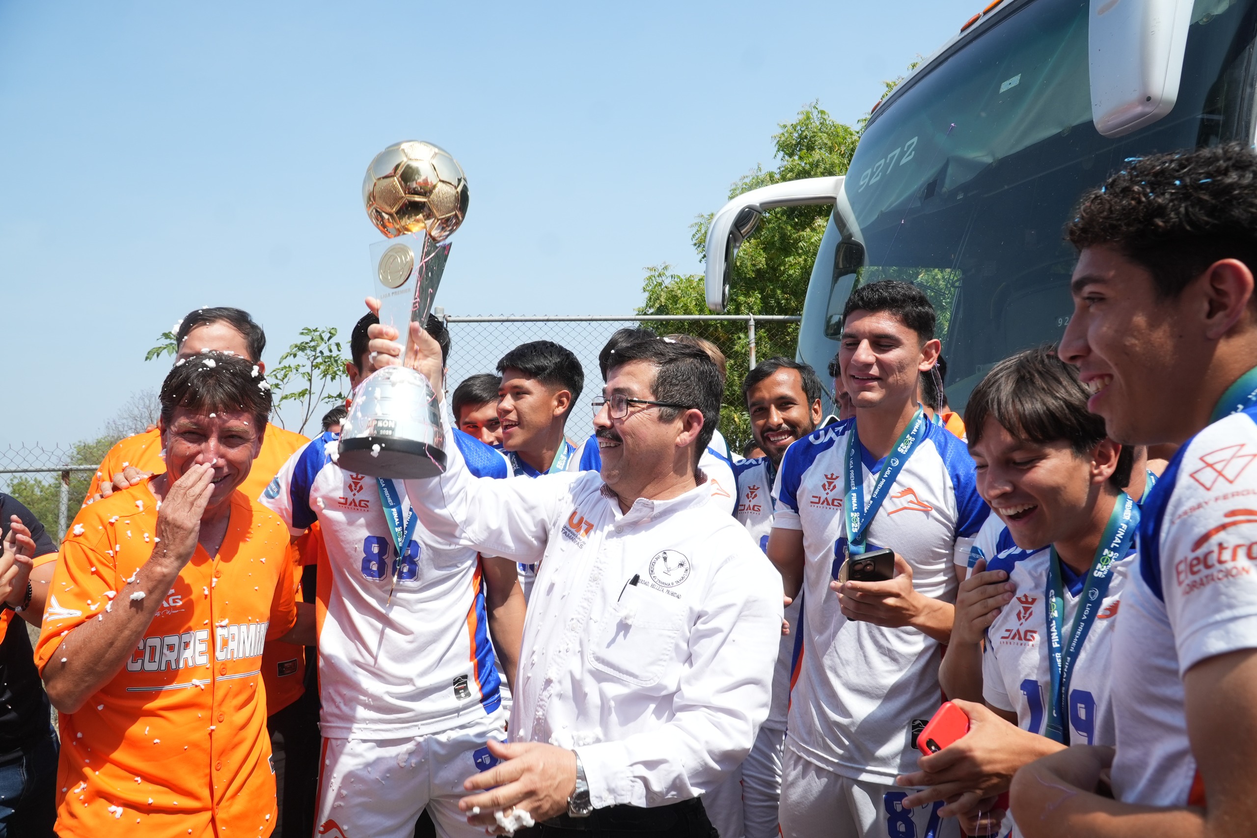 Recibe rector a los Correcaminos campeones de la Liga Premier