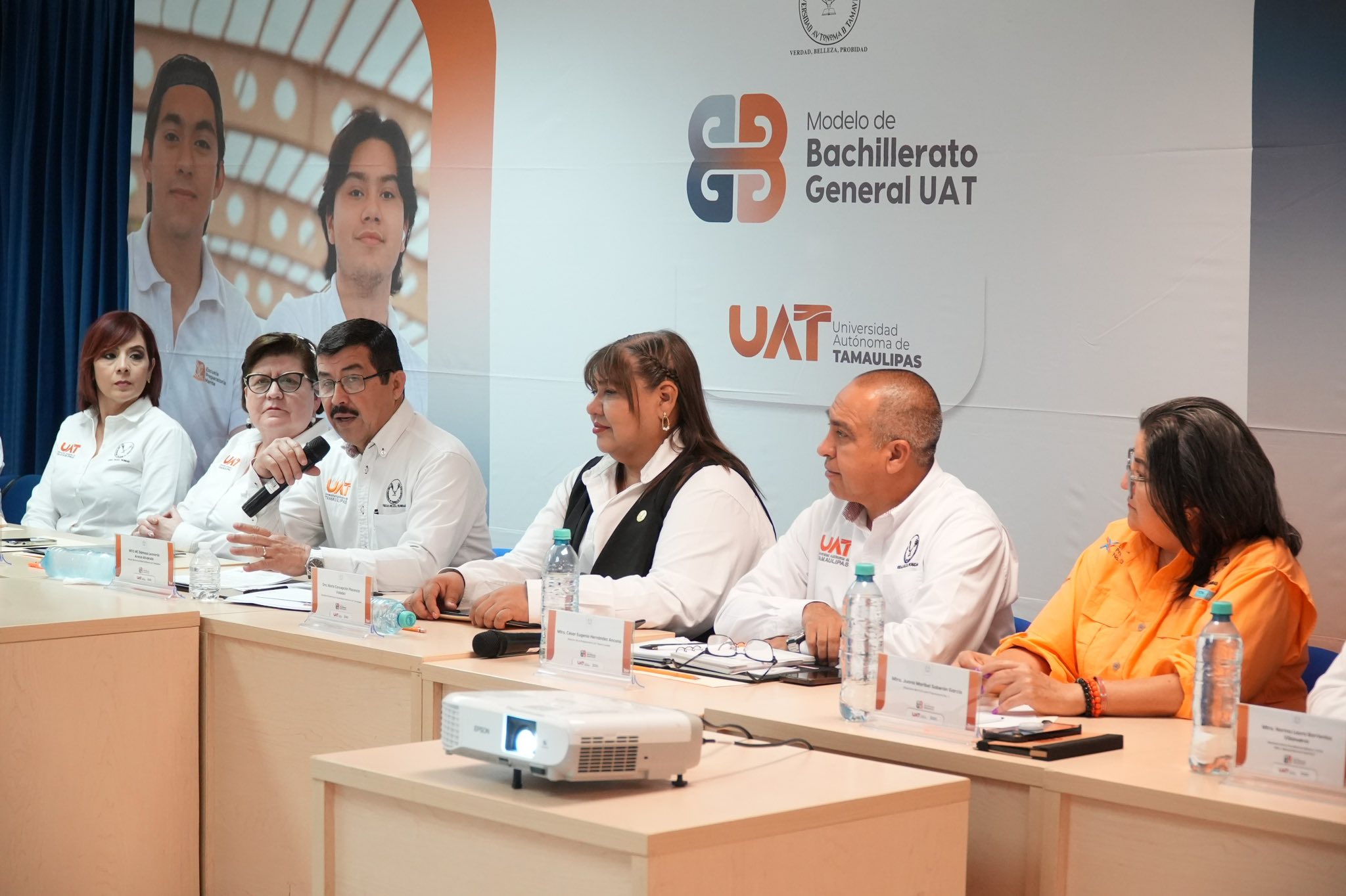 Implementa la UAT prepa en línea