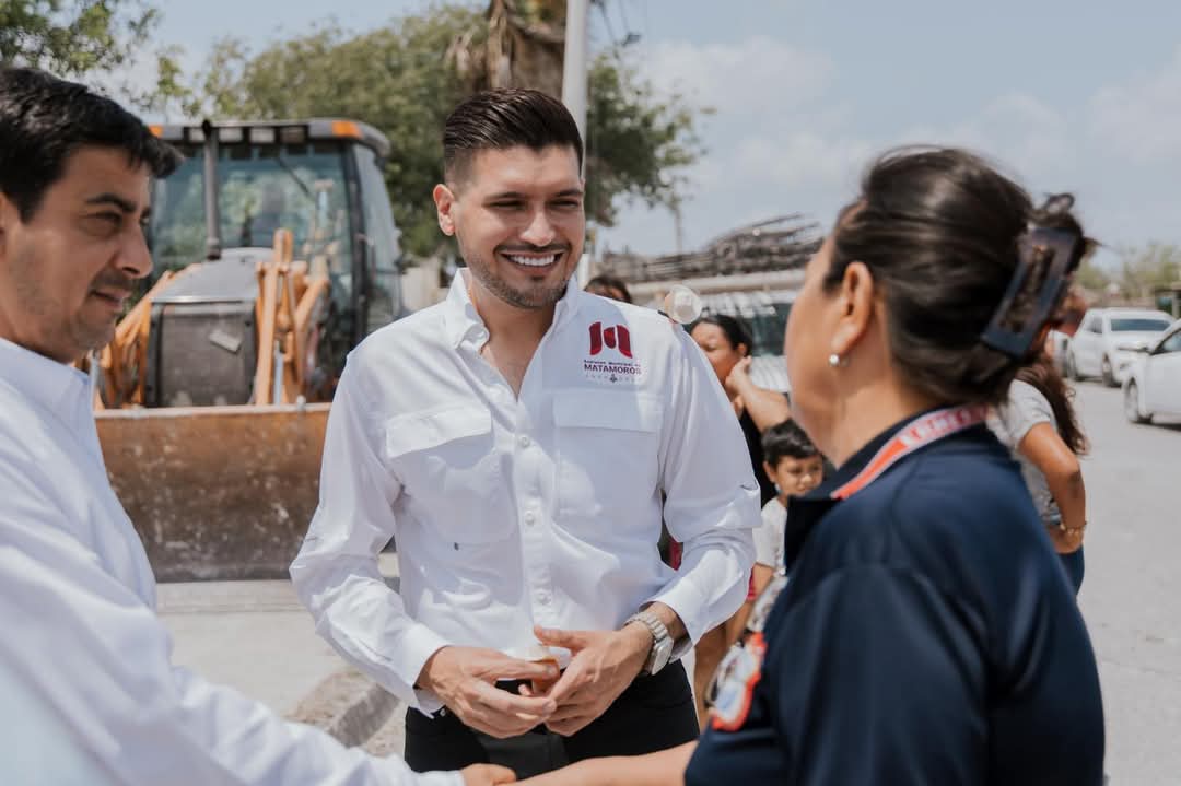 Cumple el alcalde, Beto Granados con mejorar la infraestructura educativa en Matamoros