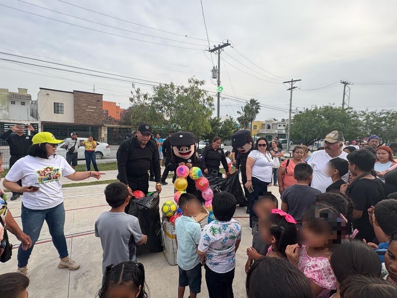 Entrega Guardia Estatal de Género juguetes a niños y niñas de la frontera