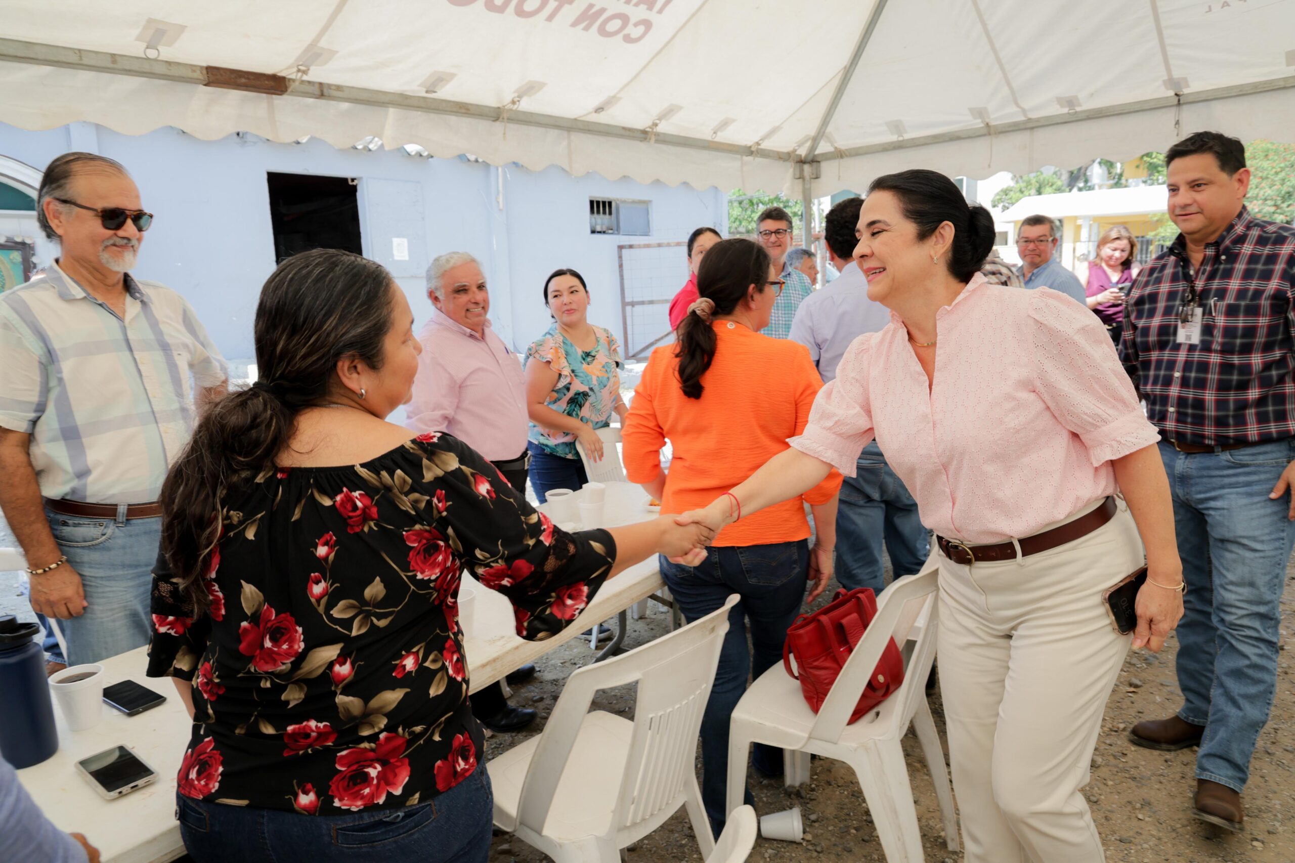 Reconoce Mónica Villarreal labor del personal de Obras Públicas en el marco del Día de la Santa Cruz