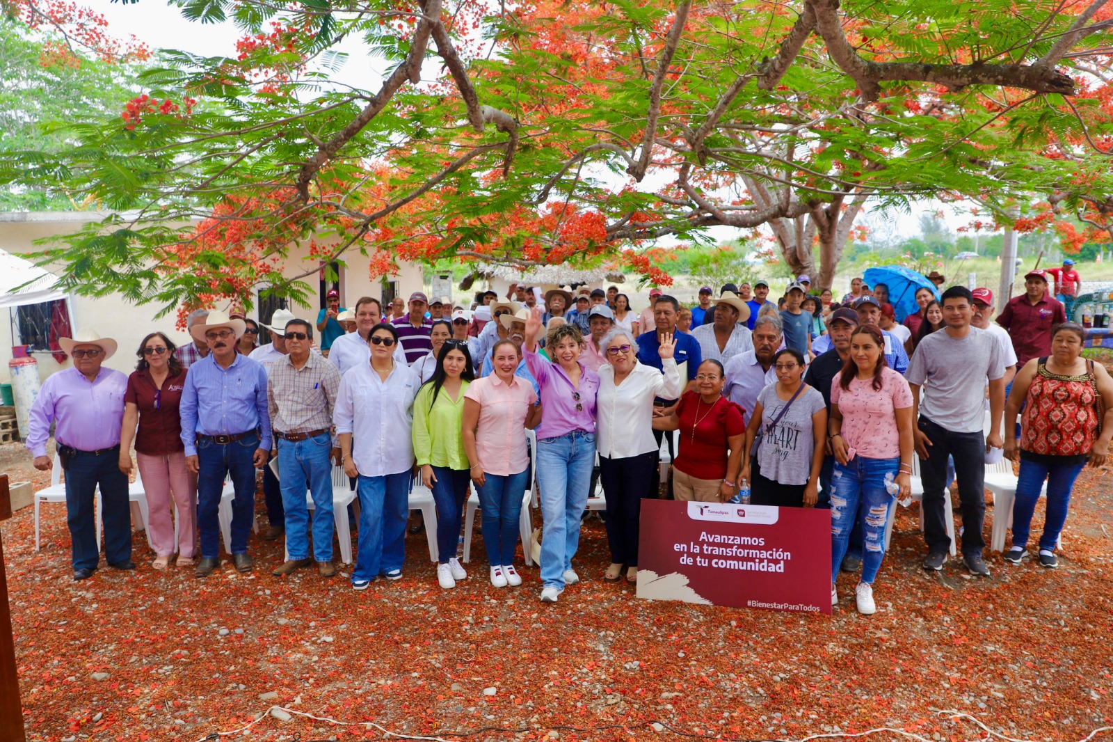 Entrega SEBIEN tinacos en Aldama