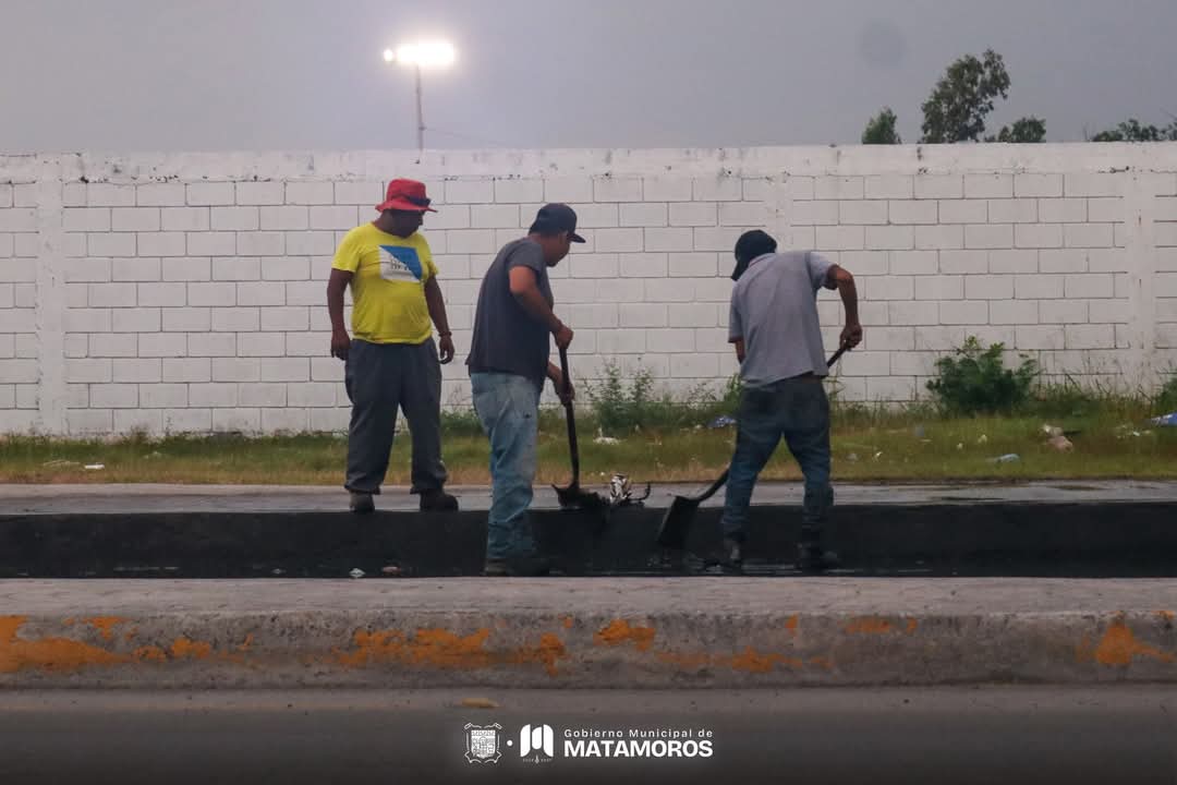 Trabajos de limpieza en rejillas pluviales; acción preventiva para evitar encharcamientos