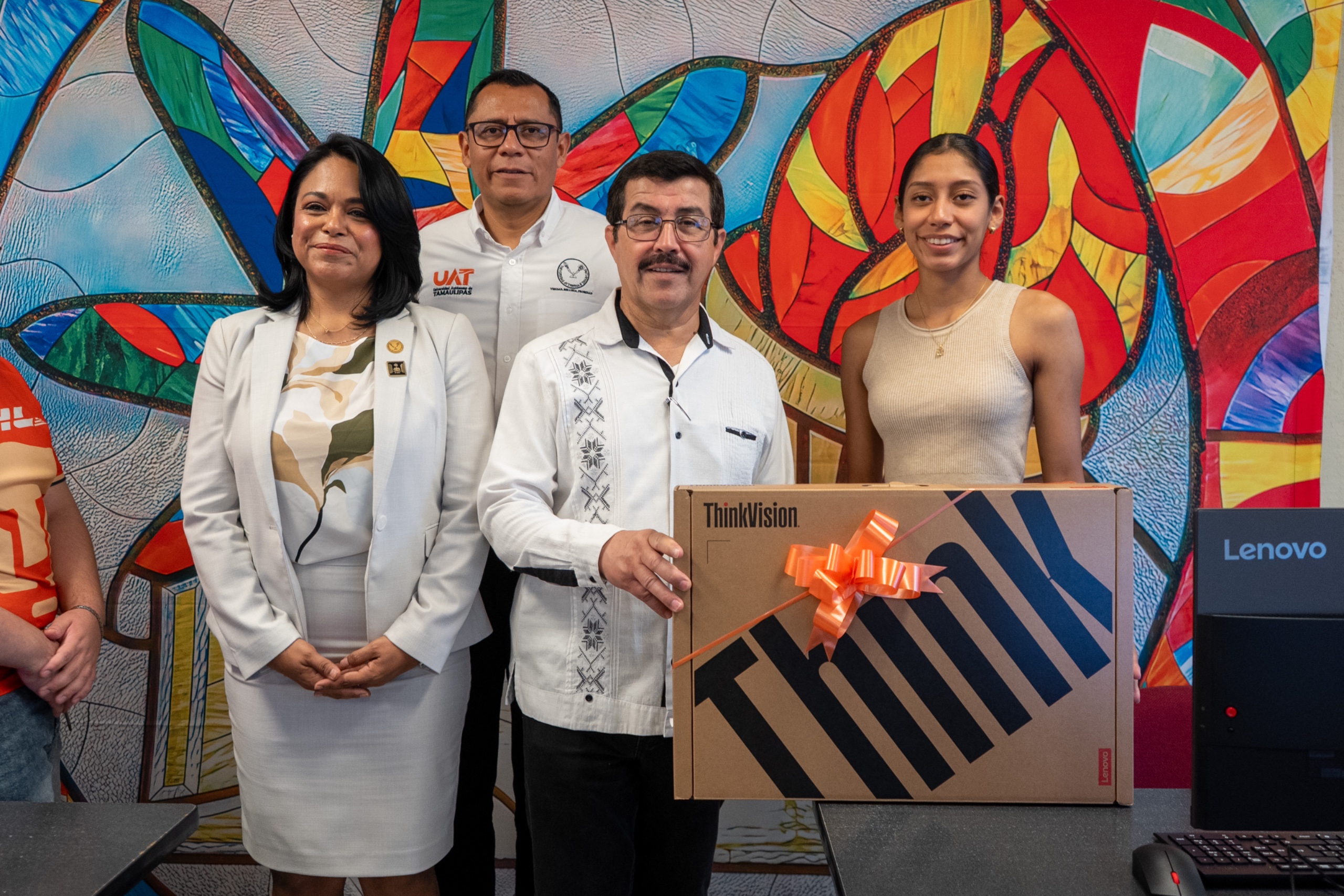 Entrega rector equipamiento en la Facultad de Ciencias de la Educación y Humanidades