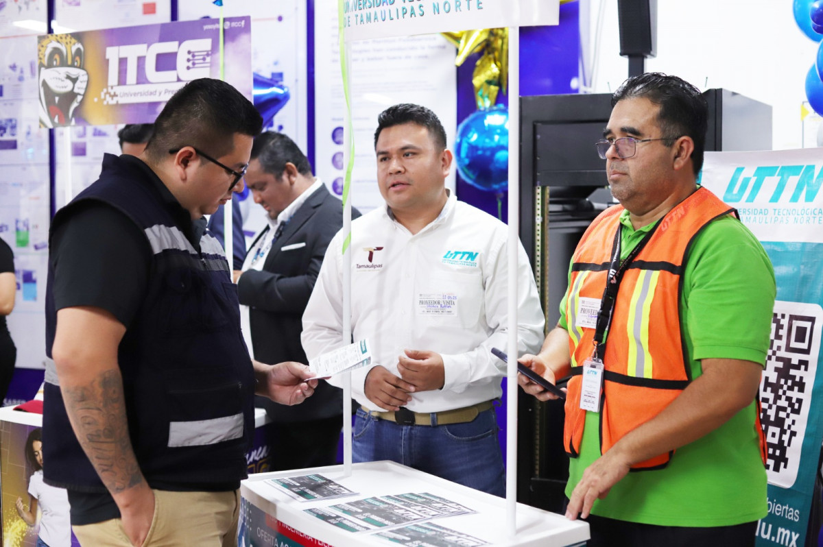 Presenta UTTN su oferta educativa en feria organizada por maquiladora