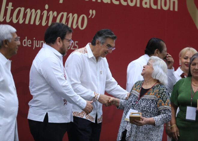 Refrenda Américo alianza con maestros; entrega 284 condecoraciones