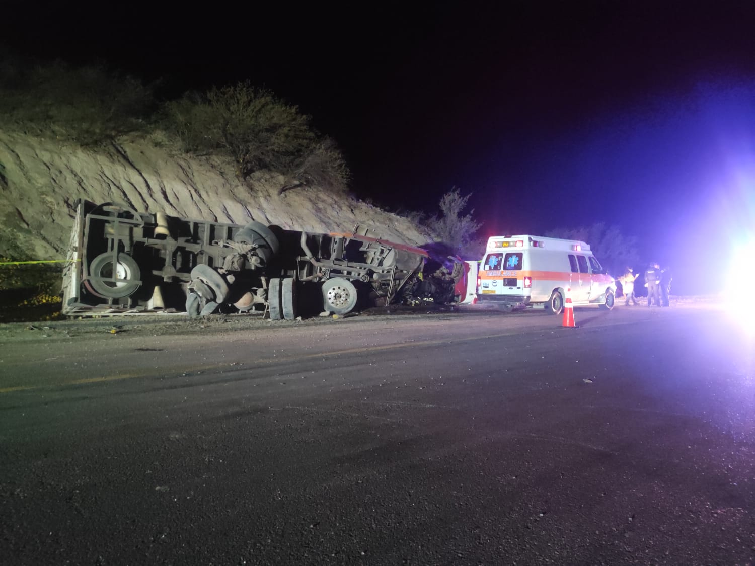 Guardia Estatal atiende accidente con volcadura en la Rumbo Nuevo