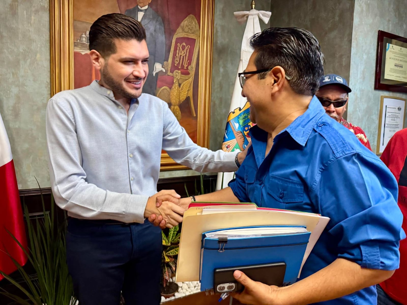 Resuelve alcalde Beto Granados demanda de trabajadores por medicamentos