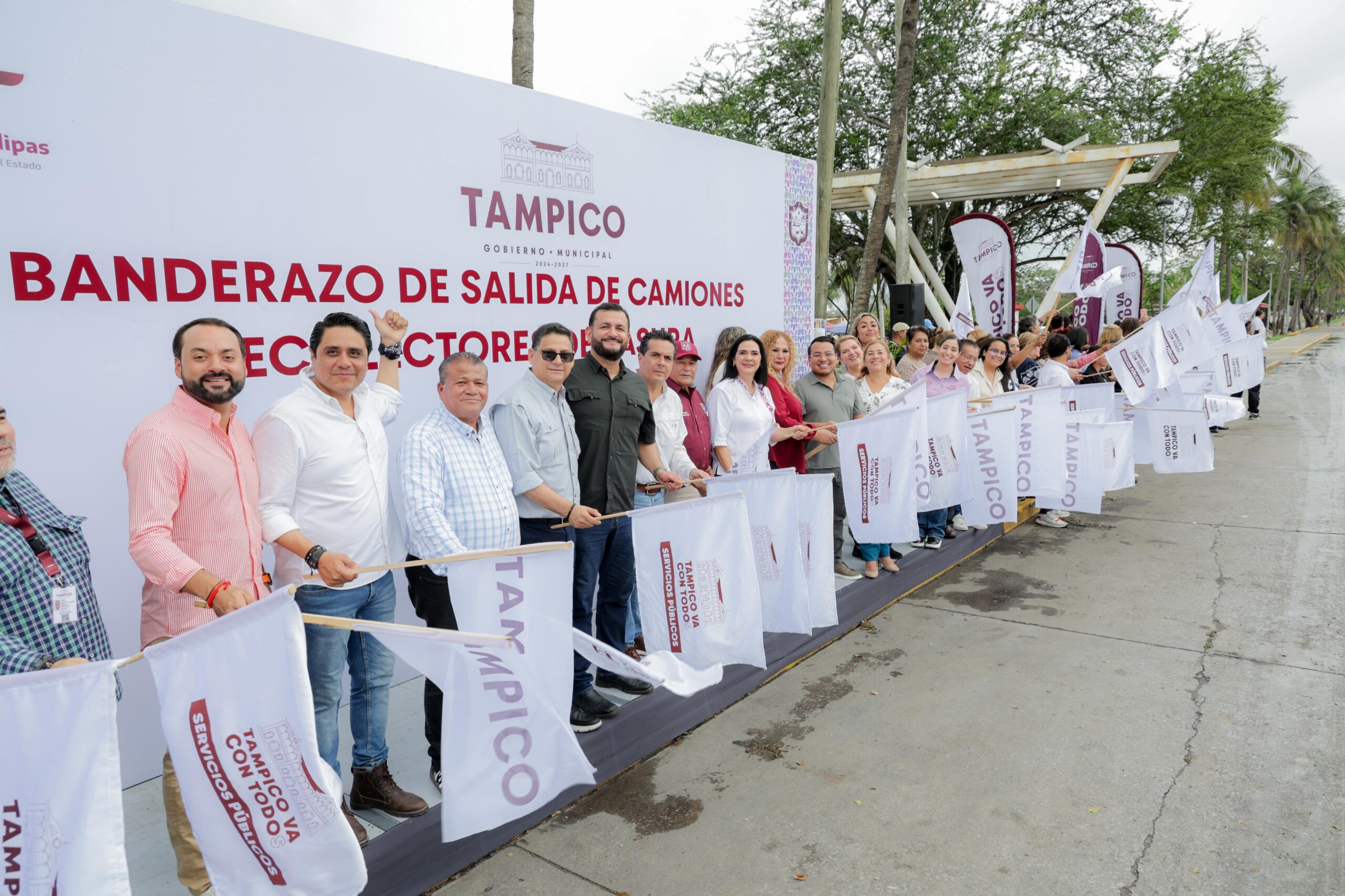 Entrega Mónica Villarreal, 10 nuevos camiones, recolectores de basura