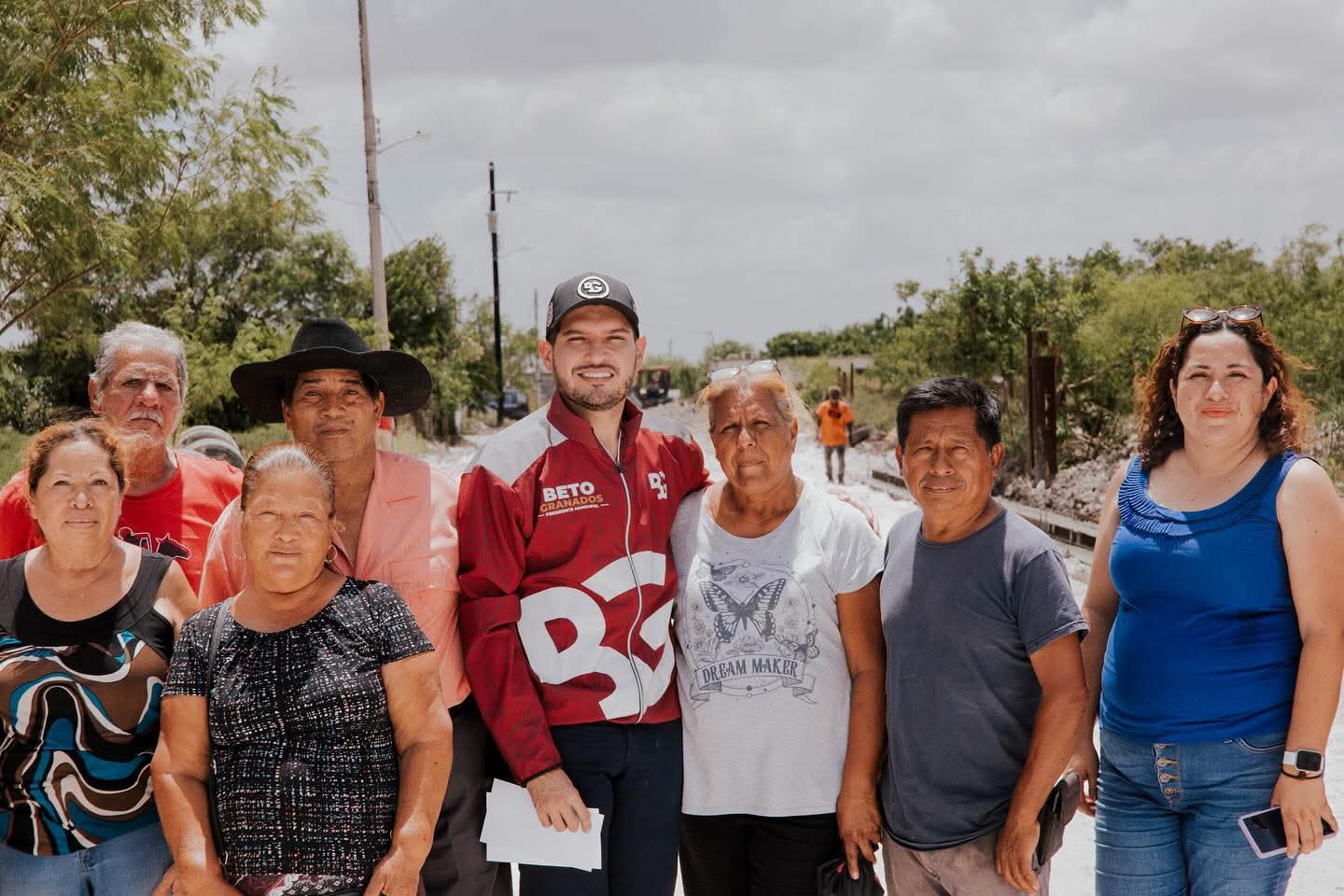 Supervisa Beto Granados avance de pavimentación en la colonia El Alto