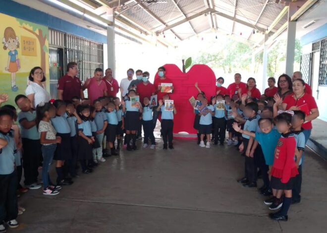 Adolescentes en proceso de reinserción social elaboran y donan libreros con madera reciclada