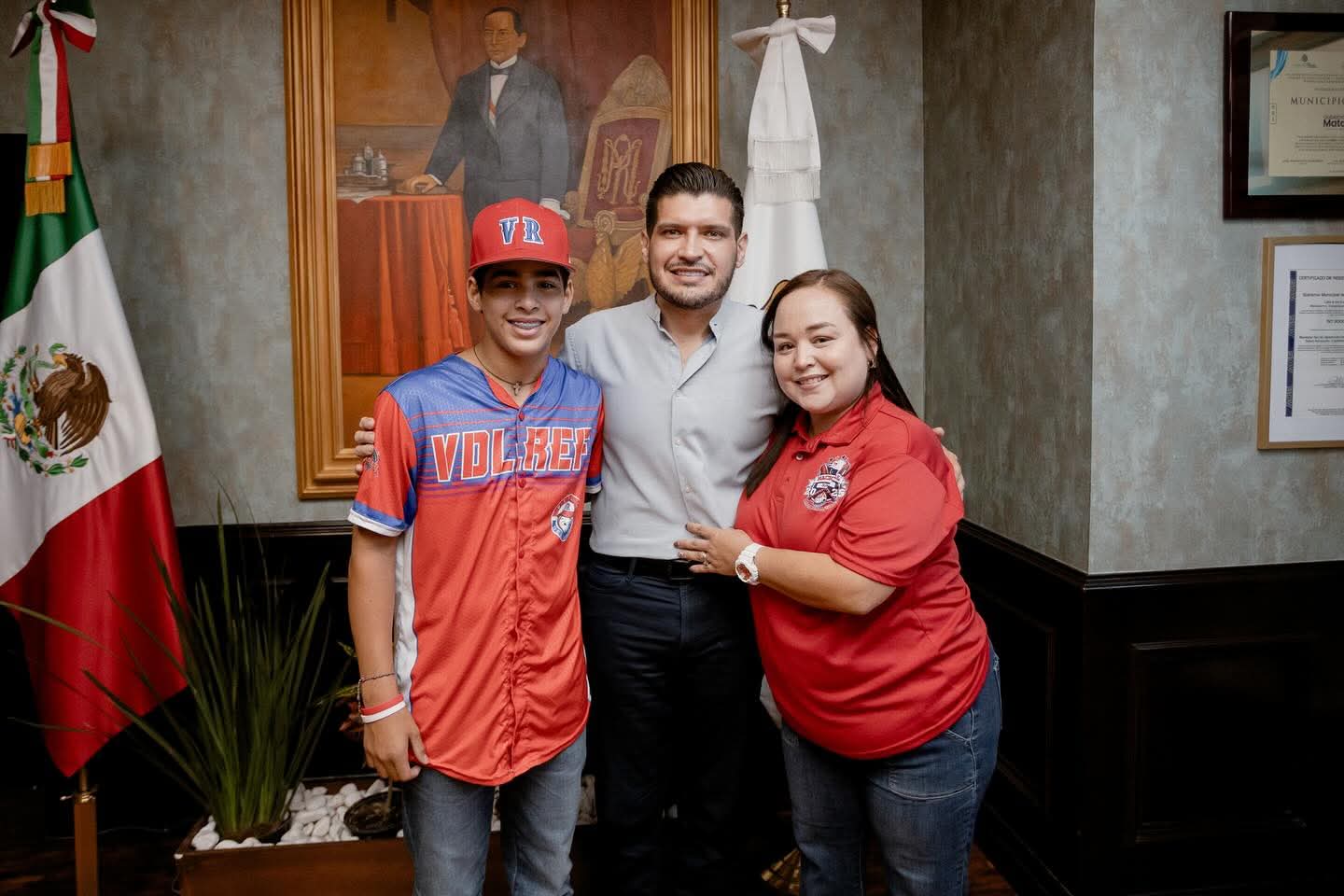 El alcalde, Beto Granados recibe a los campeones de la Liga Pequeña de Béisbol «Villa del Refugio»