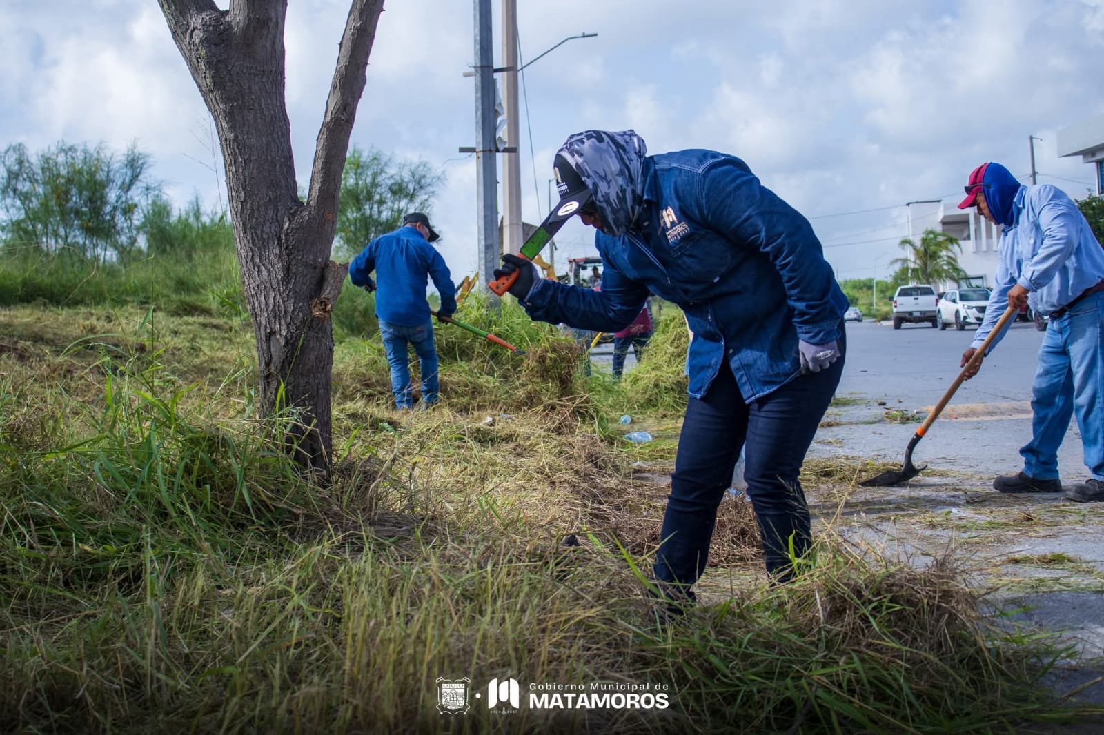 «Gobierno de Matamoros realiza trabajos de limpieza en canal de la Av. 12 de Marzo para prevenir inundaciones»