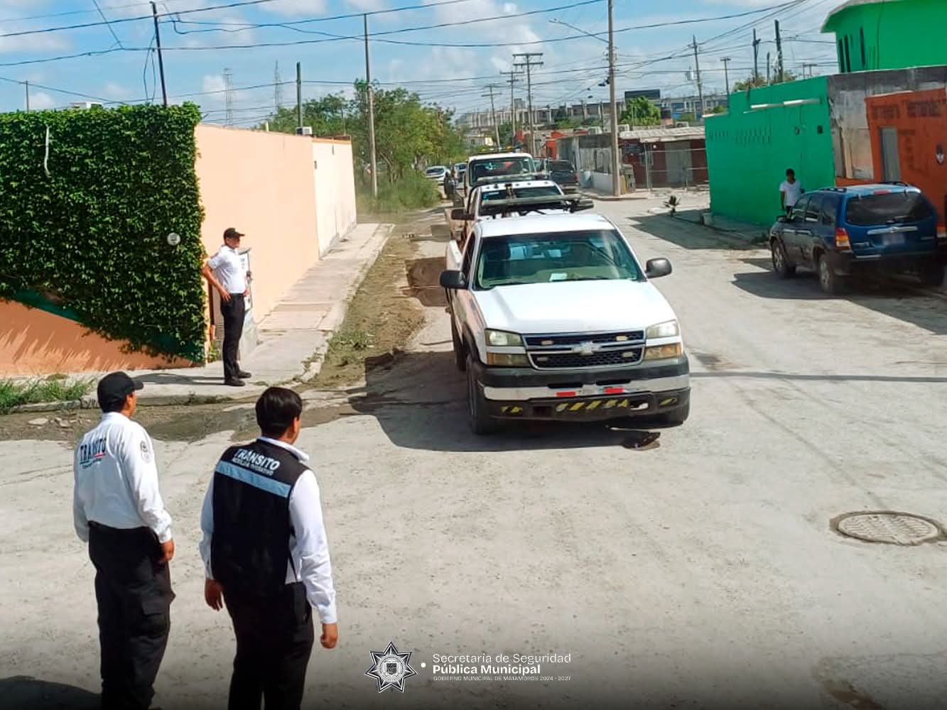 Retiran vehículos de área verde en Lomas de San Juan; taller mecánico los mantenía indebidamente