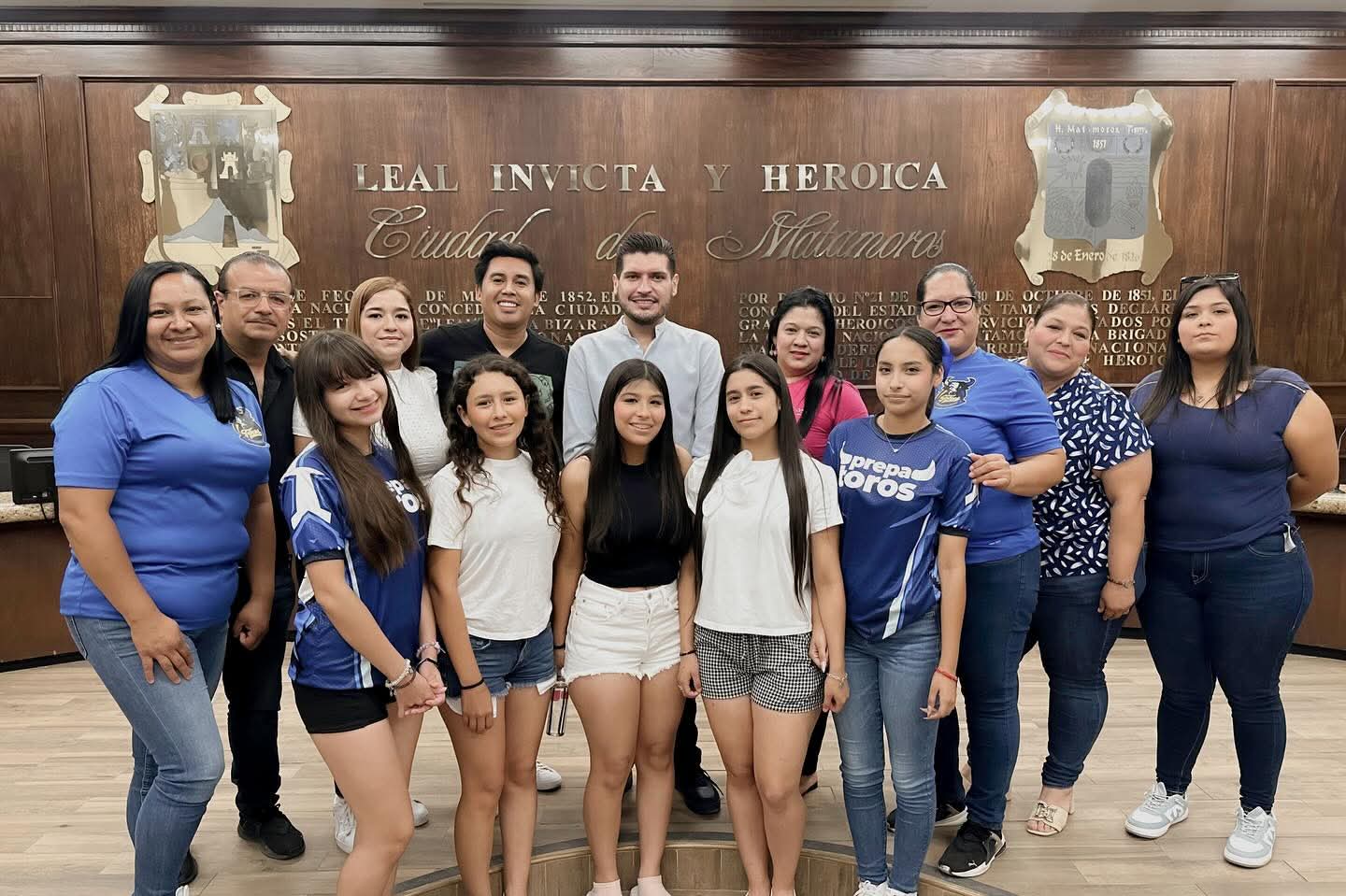 Recibe alcalde a grupo de animación invitado al Carnaval de Veracruz 2025