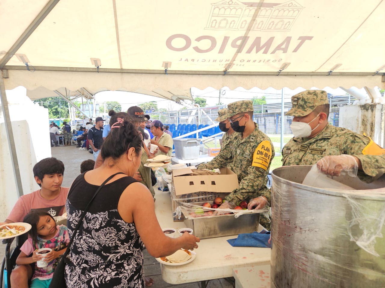 Cocina Comunitaria establecida por personal del Ejército en el Centro de Bienestar.