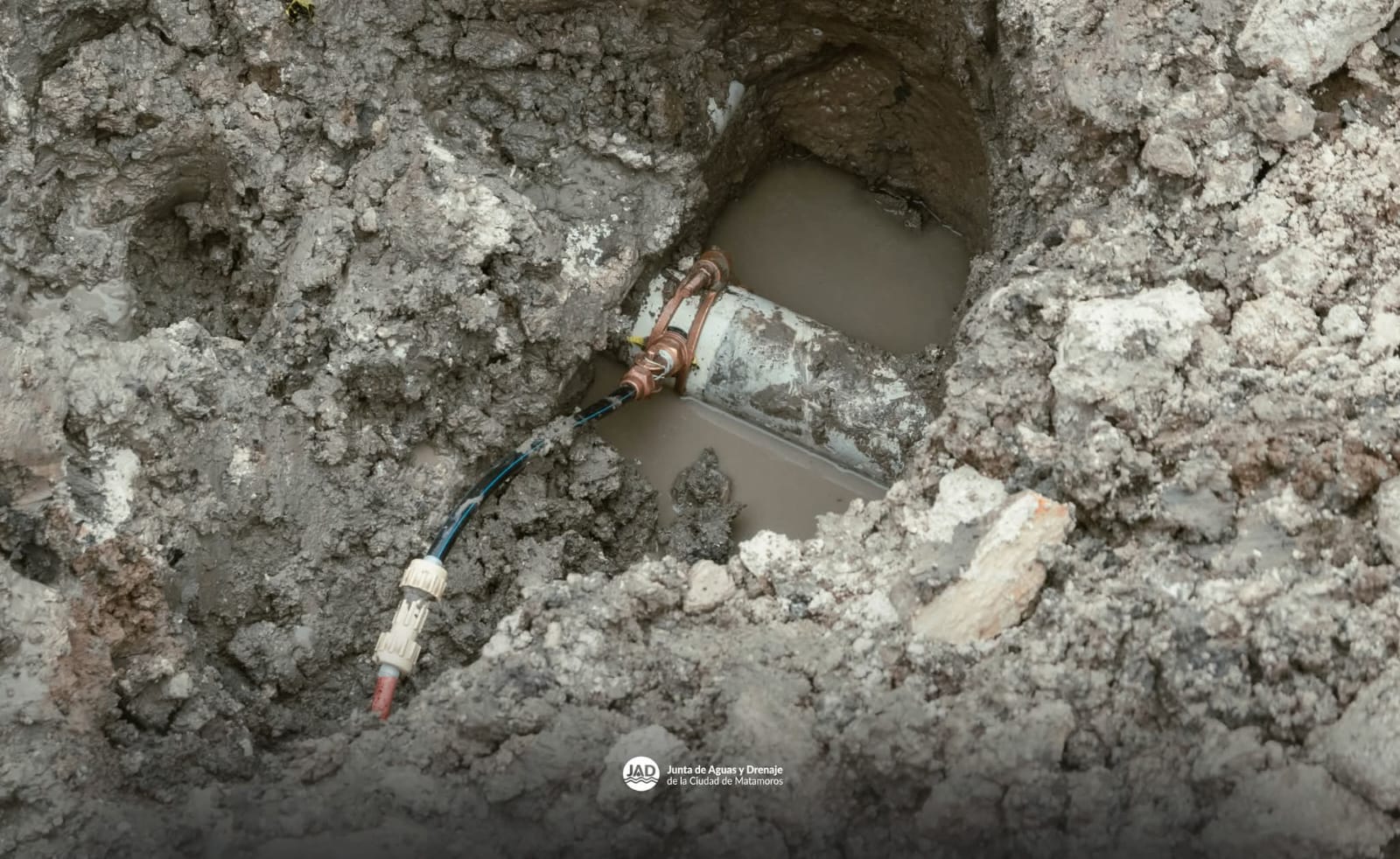 Gobierno de Matamoros repara fuga de agua en Villa Española