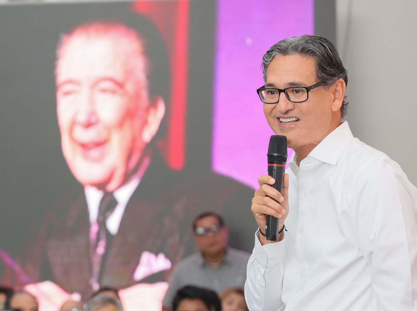 Anuncia Erasmo González homenaje al maderense maestro Roberto Cantoral