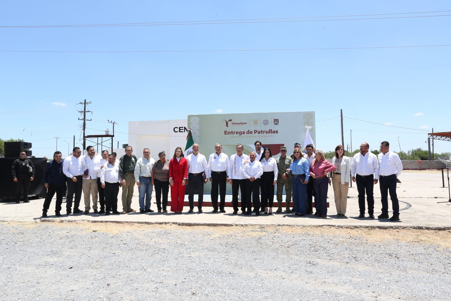 Entrega gobernador de Tamaulipas nuevos vehículos para seguridad pública