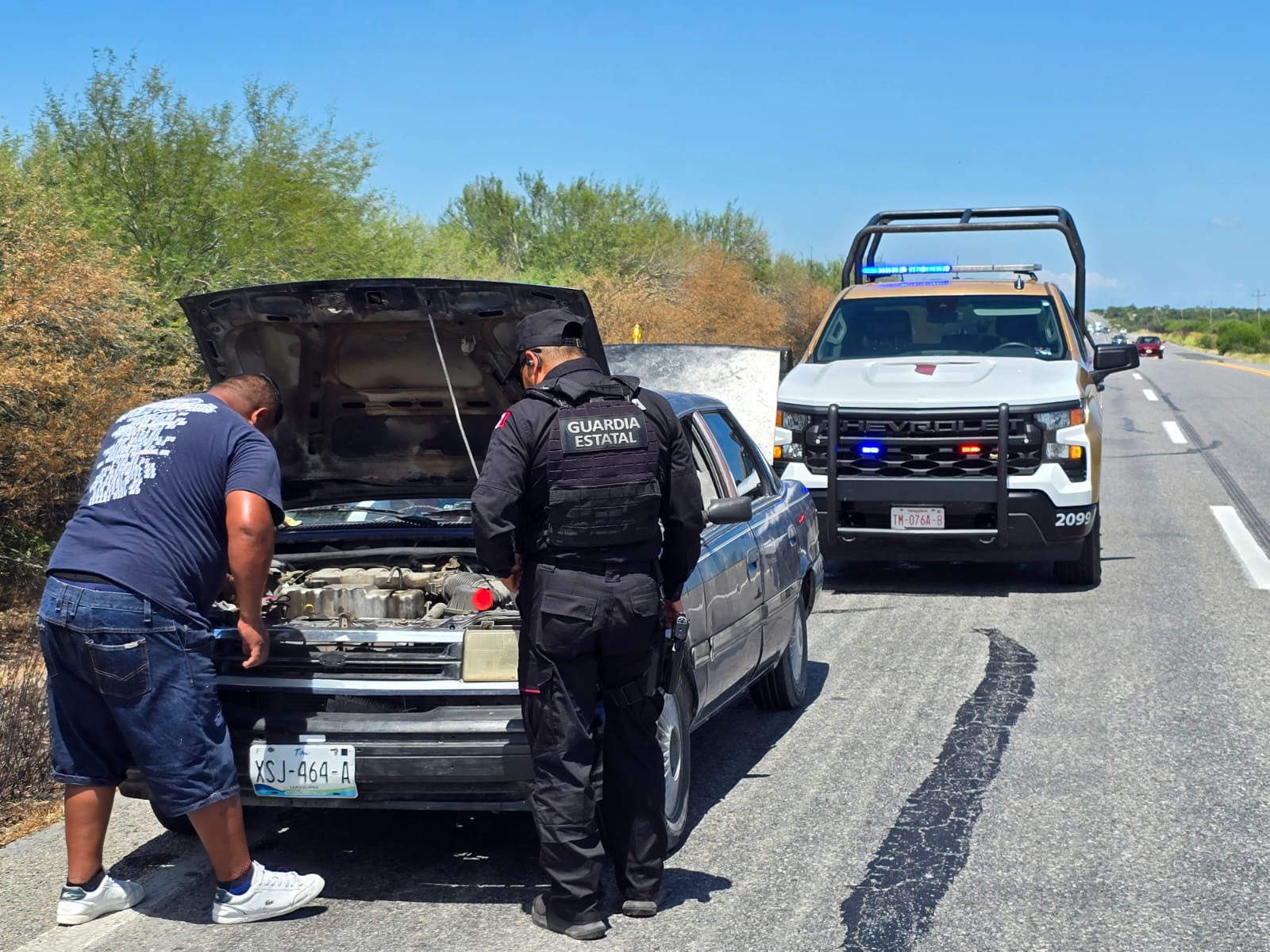 Guardia Estatal auxilia a automovilista varado en la carretera Victoria–Matamoros