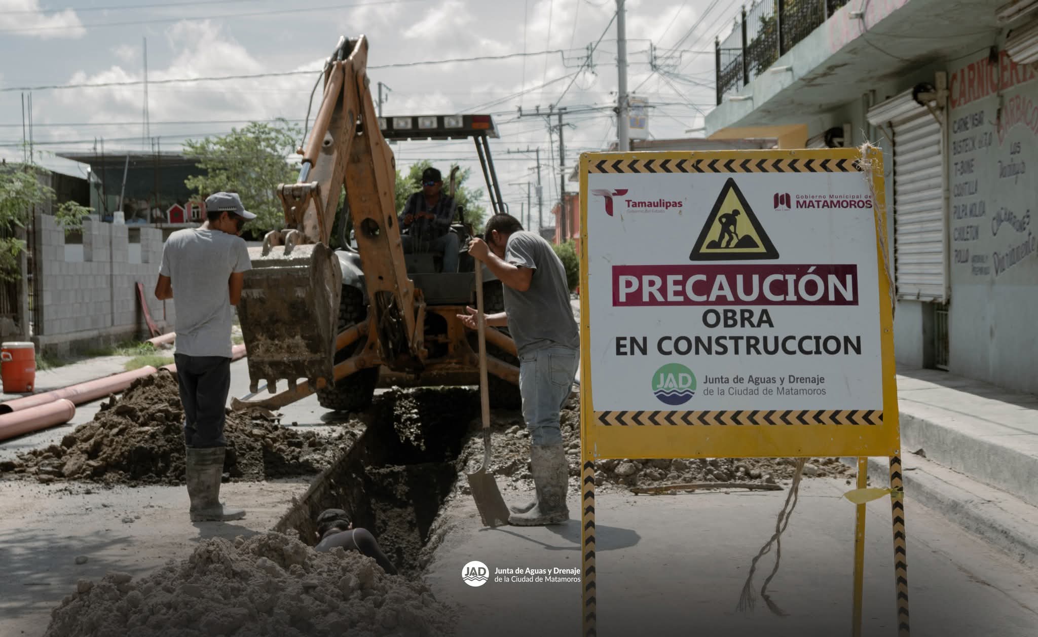 Trabajan en reparación de línea de drenaje sanitario en la colonia Mariano Matamoros