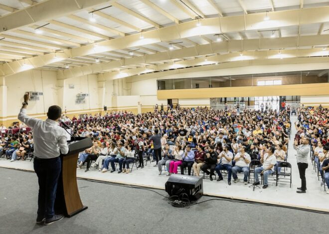 Entrega Beto Granados apoyos económicos a estudiantes; mil jóvenes son beneficiados