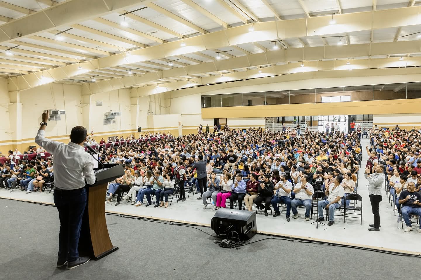 Entrega Beto Granados apoyos económicos a estudiantes; mil jóvenes son beneficiados