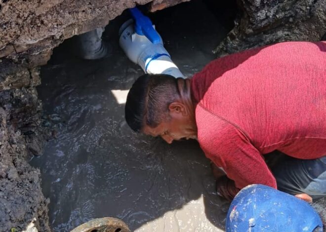 Gobierno municipal efectúa trabajos de mantenimiento con el cambio de válvulas en Colonia Los Sauces