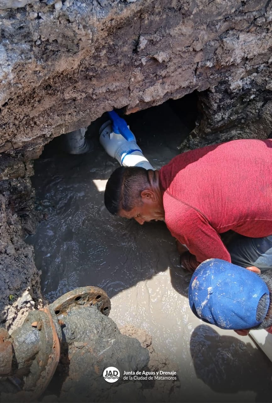 Gobierno municipal efectúa trabajos de mantenimiento con el cambio de válvulas en Colonia Los Sauces