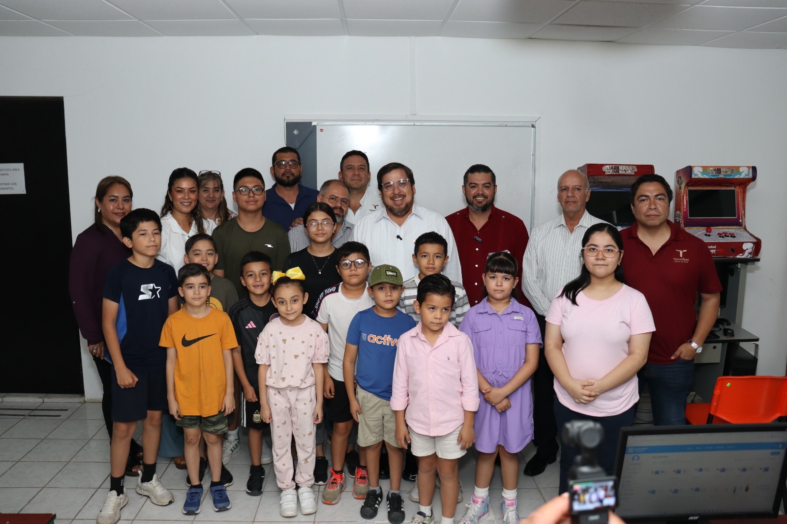 Niñas y niños se divierten y aprenden ciencia y tecnología con curso Aventura de Verano